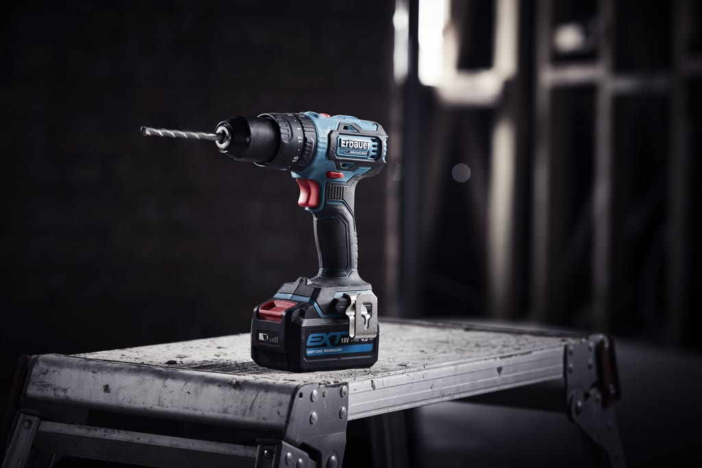 Masina de insurubat si gaurit cu percutie Erbauer, acumulator 2 x 4 Ah Masina de insurubat si gaurit cu percutie Erbauer, acumulator 2 x 4 Ah
