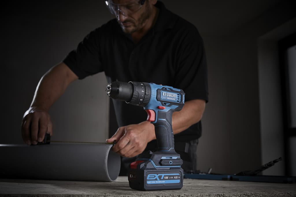 Masina de insurubat si gaurit cu percutie Erbauer, acumulator 2 x 4 Ah Masina de insurubat si gaurit cu percutie Erbauer, acumulator 2 x 4 Ah