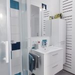 Baza mobilier suspendat cu Lavoar ceramic si oglinda cu iluminare GoodHome Slapton 60 cm, alb