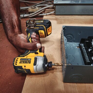 Mașină de Găurit DeWalt DCF809D2T 18V, 2Ah - Putere și Performanță
